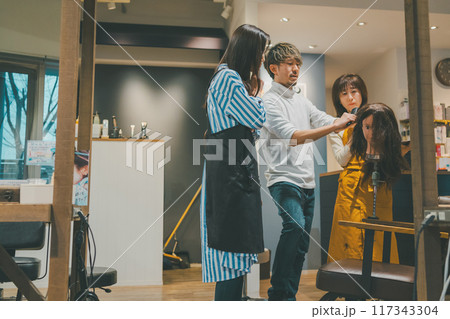 beauty parlor 117343304