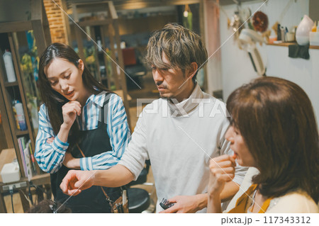 beauty parlor 117343312