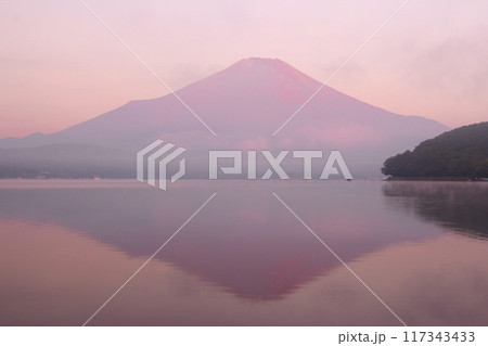 山中湖村 山中湖と夏富士 山中湖村 山中湖と夏富士 117343433