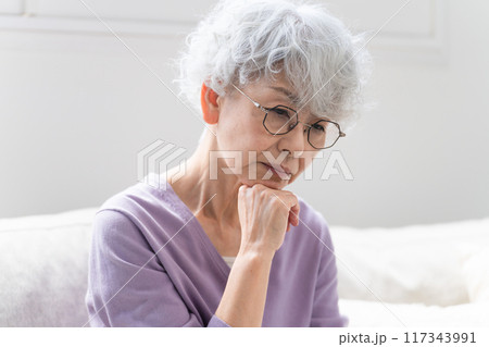 ソファーに座っているシニア女性	 117343991