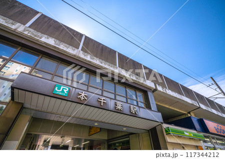 日本の千葉都市景観 千葉市中央区長洲の本千葉駅などを望む＝令和6年8月12日 117344212