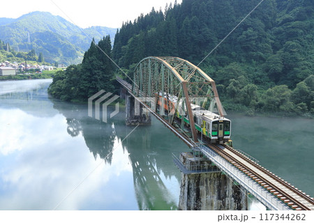 只見川第五橋梁を渡る只見線 117344262