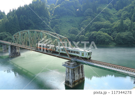 只見川第五橋梁を渡る只見線 只見川第五橋梁を渡る只見線 117344278