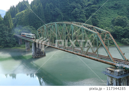 只見川第五橋梁を渡る只見線 只見川第五橋梁を渡る只見線 117344285