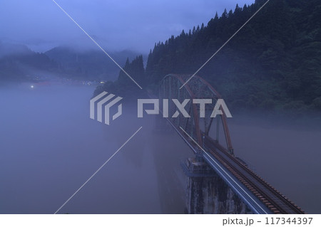 霧の中の只見川第五橋梁 117344397