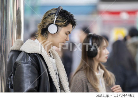 ヘッドホンをした若い男性　横顔 117344463