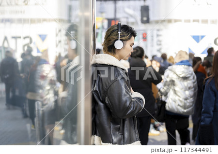 ヘッドホンをした若い男性　横顔 117344491