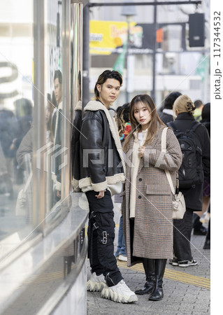 街角に立つカメラ目線の若い男女 117344532