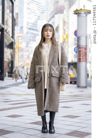 ロングコートを着たカメラ目線の20代の女性　全身　ポートレート 117344561