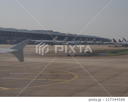 上海浦東国際空港着陸後に機窓から見える景色　上海市浦東新区　中華人民共和国　China 117344589