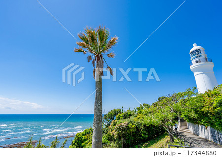 御前埼灯台 静岡県最南端の岬 御前崎市のシンボル 青空に映える白亜の洋式灯台 灯台と青い空 御前埼灯台 静岡県最南端の岬 御前崎市のシンボル 青空に映える白亜の洋式灯台 灯台と青い空 117344880