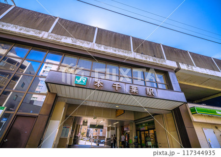 日本の千葉都市景観 千葉市中央区長洲の本千葉駅などを望む＝令和6年8月12日 117344935