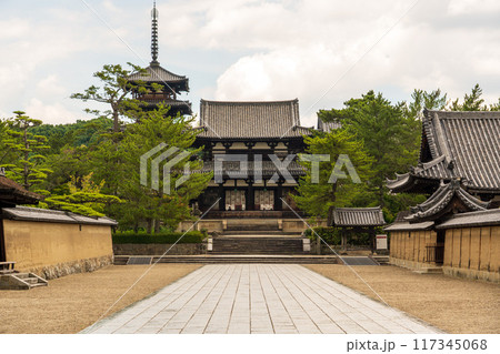【法隆寺】南大門から望む法隆寺の五重塔と中門 117345068