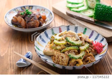 沖縄料理 ゴーヤチャンプルーと炙り軟骨ソーキ 117345222