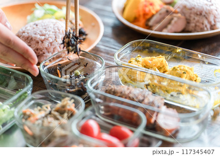 キッチンでワンプレートランチを盛り付ける主婦の手元 キッチンでワンプレートランチを盛り付ける主婦の手元 117345407