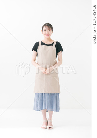 エプロンをつけた女性カフェスタッフ エプロンをつけた女性カフェスタッフ 117345416