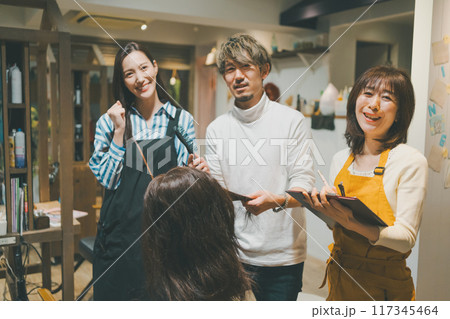beauty parlor 117345464