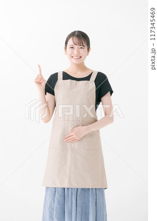 エプロンをつけた若い女性 117345469