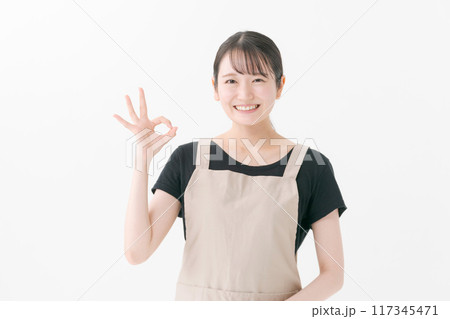 エプロンをつけた若い女性 エプロンをつけた若い女性 117345471