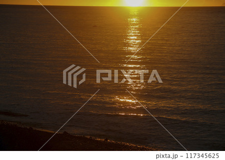 夏の日の出 117345625