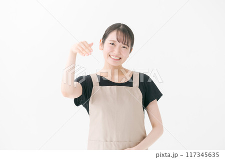 手招きのジェスチャーをする女性 117345635