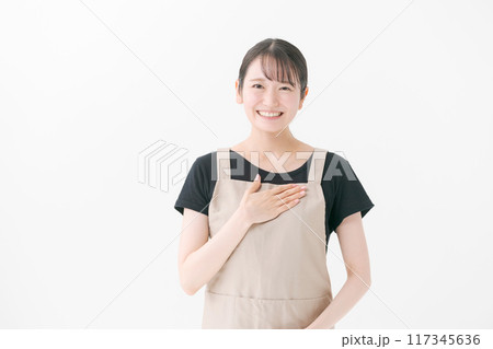 エプロンをつけた女性カフェスタッフ エプロンをつけた女性カフェスタッフ 117345636