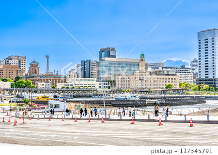 横浜の都市風景 キング・クイーン・ジャックの塔 横浜の都市風景 キング・クイーン・ジャックの塔 117345791