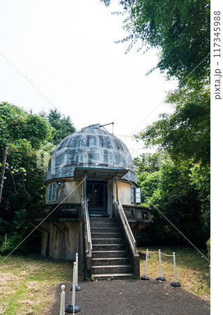 国立天文台 第一赤道儀室 外観 夏晴れの青空 東京都三鷹市 国立天文台 第一赤道儀室 外観 夏晴れの青空 東京都三鷹市 117345988