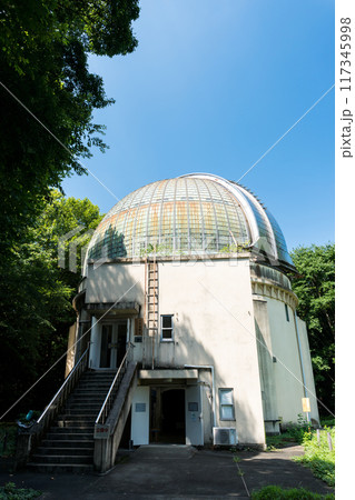 国立天文台 天文台歴史館(大赤道儀室)の外観 夏の快晴 東京都三鷹市 国立天文台 天文台歴史館(大赤道儀室)の外観 夏の快晴 東京都三鷹市 117345998