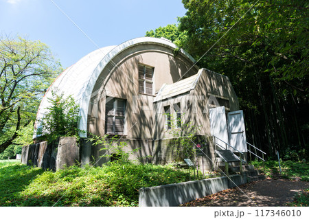 国立天文台　ゴーチェ子午環室の外観　夏晴れの青空　東京都三鷹市 117346010