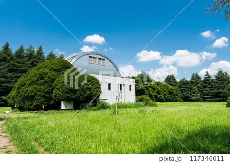 国立天文台　天文機器資料館（自動光電子午環）の外観　夏晴れの青空　東京都三鷹市 117346011