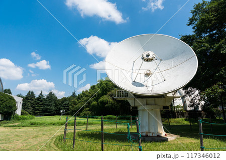 国立天文台　6メートルミリ波電波望遠鏡　夏晴れの青空　東京都三鷹市 117346012