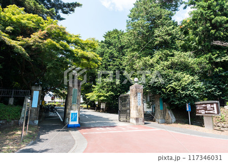 国立天文台の入口　国立天文台表門　夏晴れの青空　東京都三鷹市 117346031