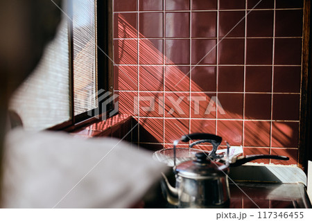 西日が差し込むキッチン 117346455