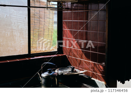 西日が差し込むキッチン 117346456