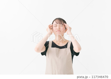 エプロンをつけた女性カフェスタッフ 117346470