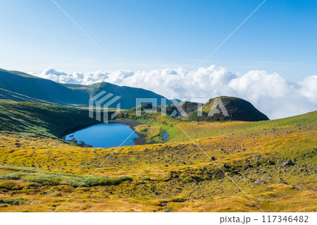 秋の鳥海山登山：鳥海湖 117346482