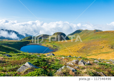 秋の鳥海山登山：鳥海湖 117346490