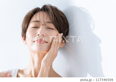 ミドル女性の美容・スキンケア ミドル女性の美容・スキンケア 117346509