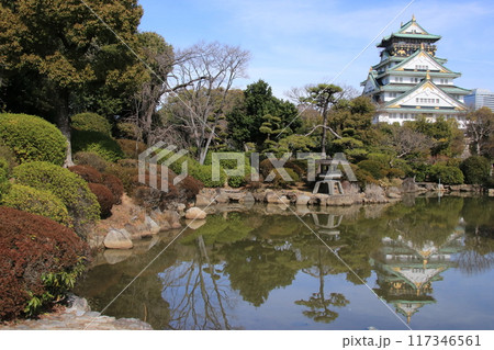 大阪城日本庭園の池の水面に映る天守閣 117346561