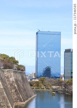 大阪城の石垣・堀とオフィスビル群 117346585