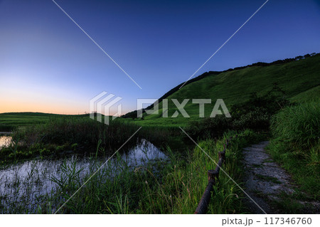 曽爾高原夕日に照らされる倶留尊山を影が駆け上り北西の空が夕焼けに染まった後深い青へと変わる空#54 117346760