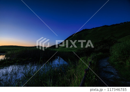 曽爾高原夕日に照らされる倶留尊山を影が駆け上り北西の空が夕焼けに染まった後深い青へと変わる空#78 曽爾高原夕日に照らされる倶留尊山を影が駆け上り北西の空が夕焼けに染まった後深い青へと変わる空#78 117346785