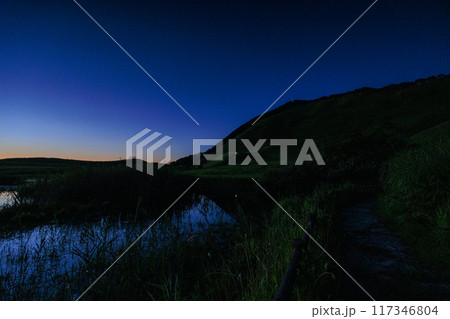 曽爾高原夕日に照らされる倶留尊山を影が駆け上り北西の空が夕焼けに染まった後深い青へと変わる空#96 117346804