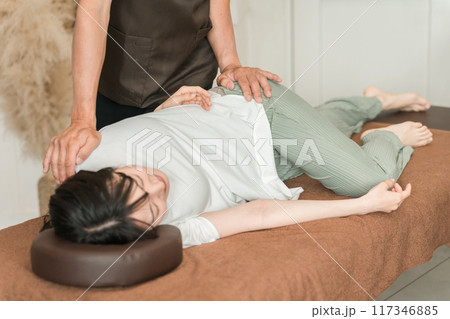 骨盤矯正・整体院・整骨院・マッサージに通う女性と整体師・セラピスト 117346885