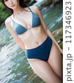 ビキニの若い女性 117346923
