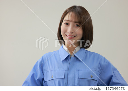 ユニフォームを着た若い女性_2 117346978