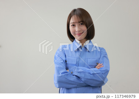 腕組みするユニフォーム女性_1 腕組みするユニフォーム女性_1 117346979