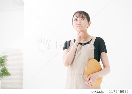 エプロンをつけた女性カフェスタッフ 117346983