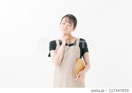 悩む表情の女性カフェ店員 悩む表情の女性カフェ店員 117347050
